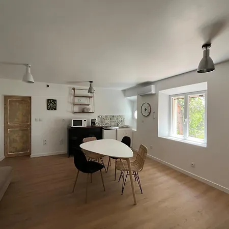 3 Pieces Au Dernier Etage Dans Bastide Grassoise