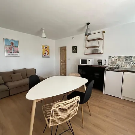 3 Pieces Au Dernier Etage Dans Bastide Grassoise